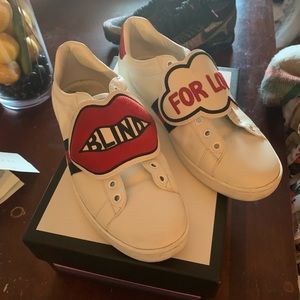 Gucci sneaker with detachable patch.